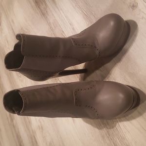 Alexander mcqueen size 38 1/2 color gray 100% Authentic